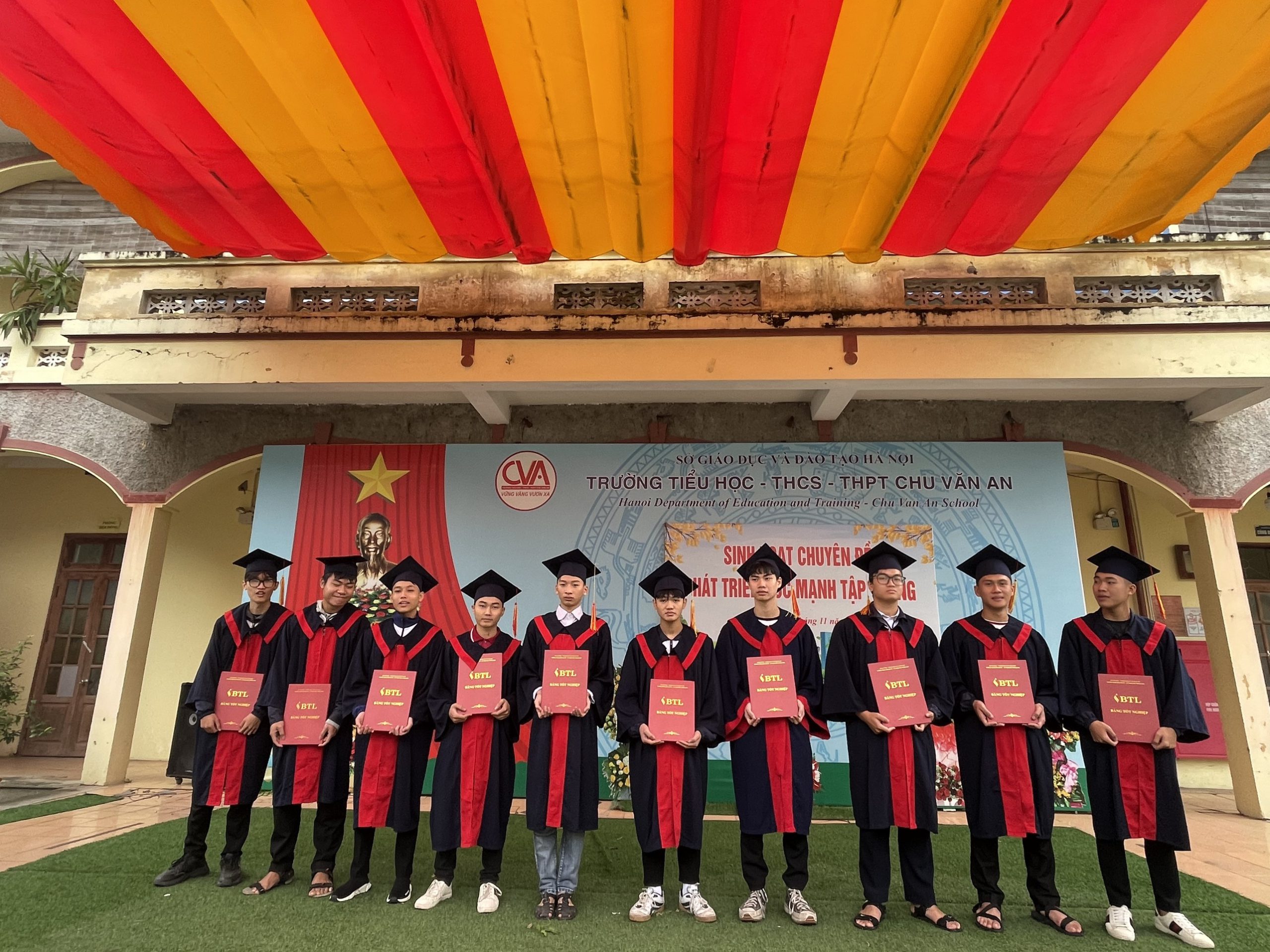 TRAO NHẬN BẰNG TỐT NGHIỆP TRUNG CẤP NGHỀ CHO HỌC SINH KHỐI 12